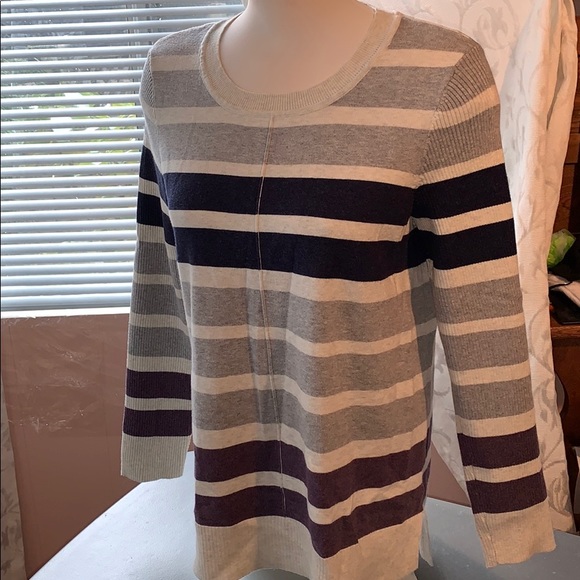 Sweater ,stitching that goes up front middle&back - Picture 2 of 9
